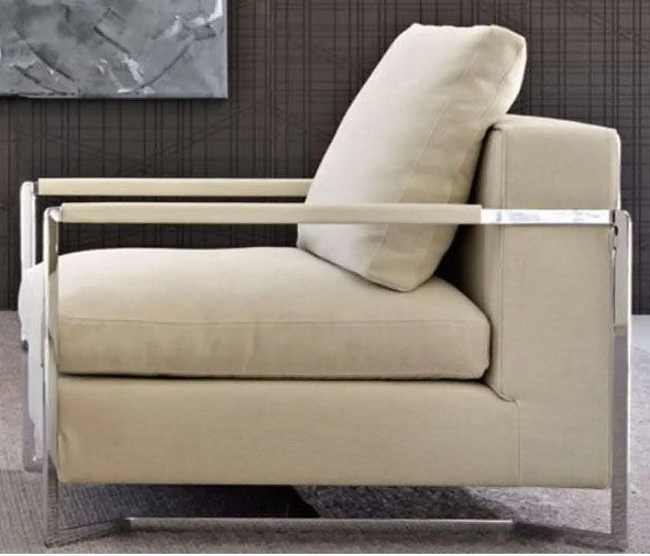 The Portfolio PL83 Armchair by Molteni. Made in Italy.